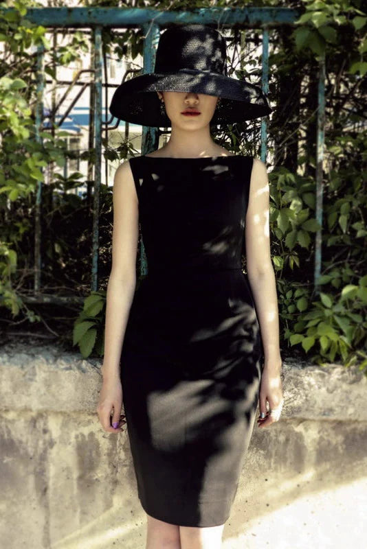 1:1 Restored & Improved Audrey Hepburn Fashion Black Dress – Elegant Sleeveless Boat Neck Little Black Dress with Fitted Waist & Long Dress