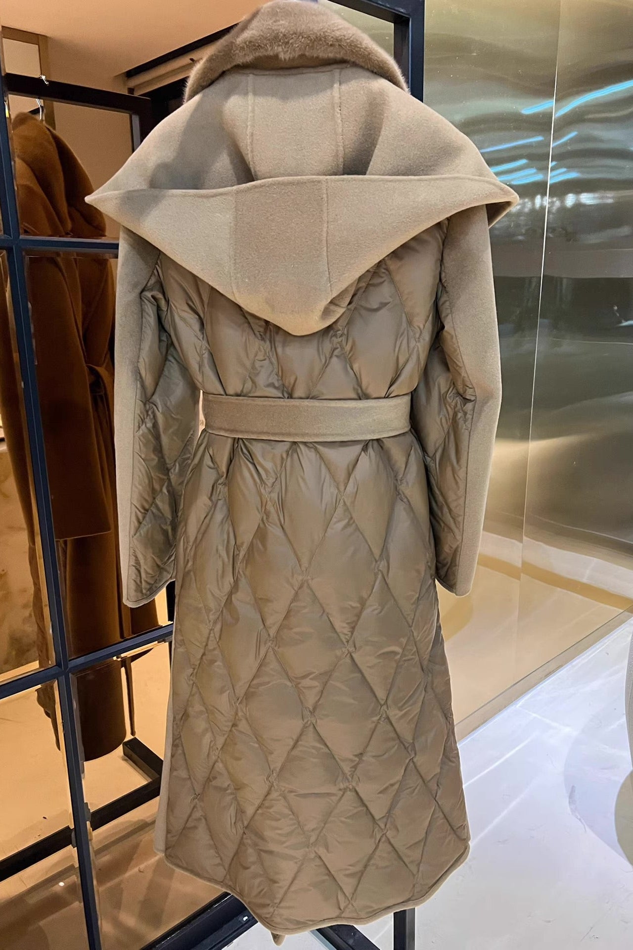 Max Mara Style Shearling Fur Coat with Mink Collar and Goose Down Lining